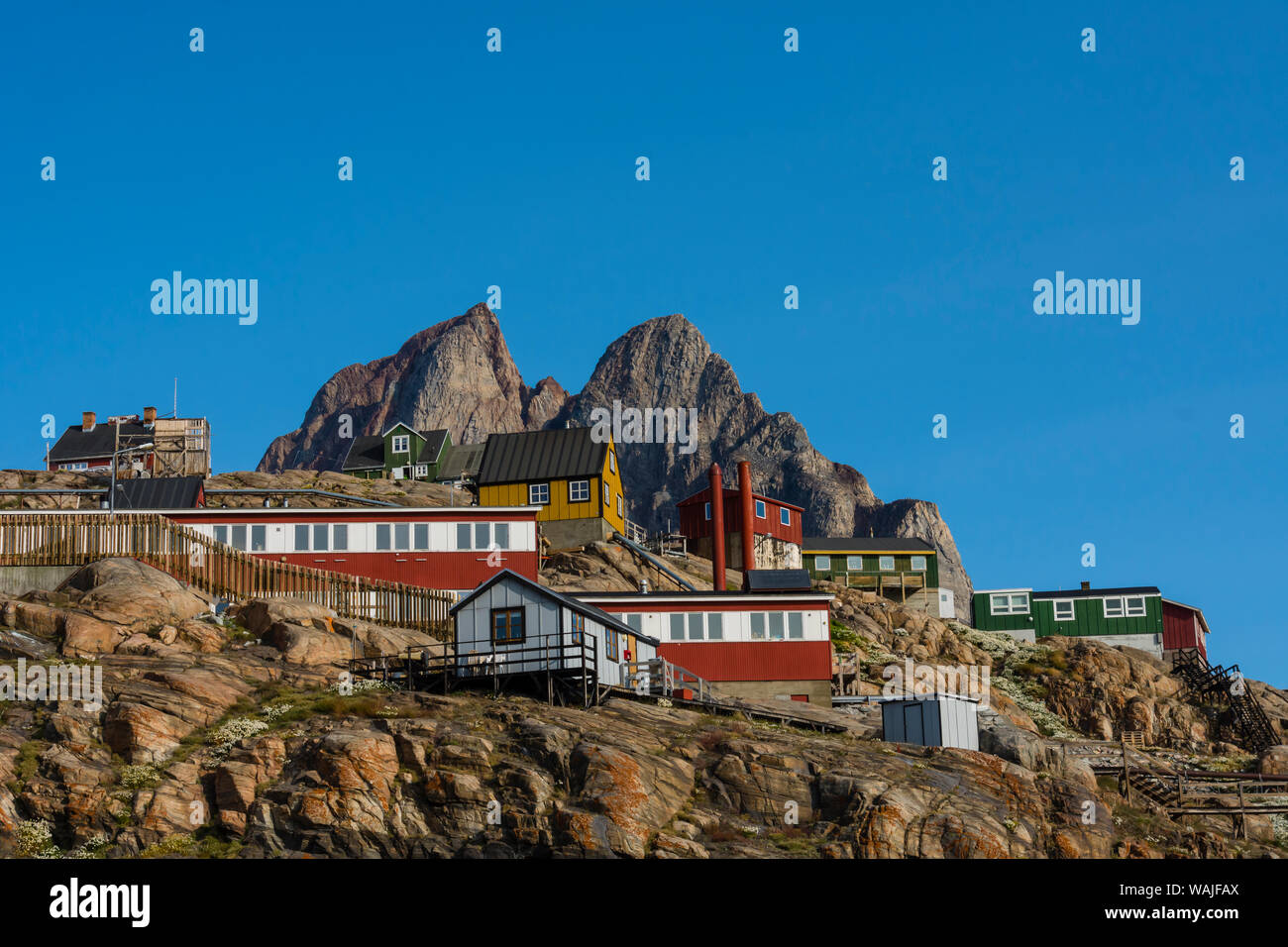 Grönland. Uummannaq. Bunte Häuser dot die felsige Landschaft. Stockfoto