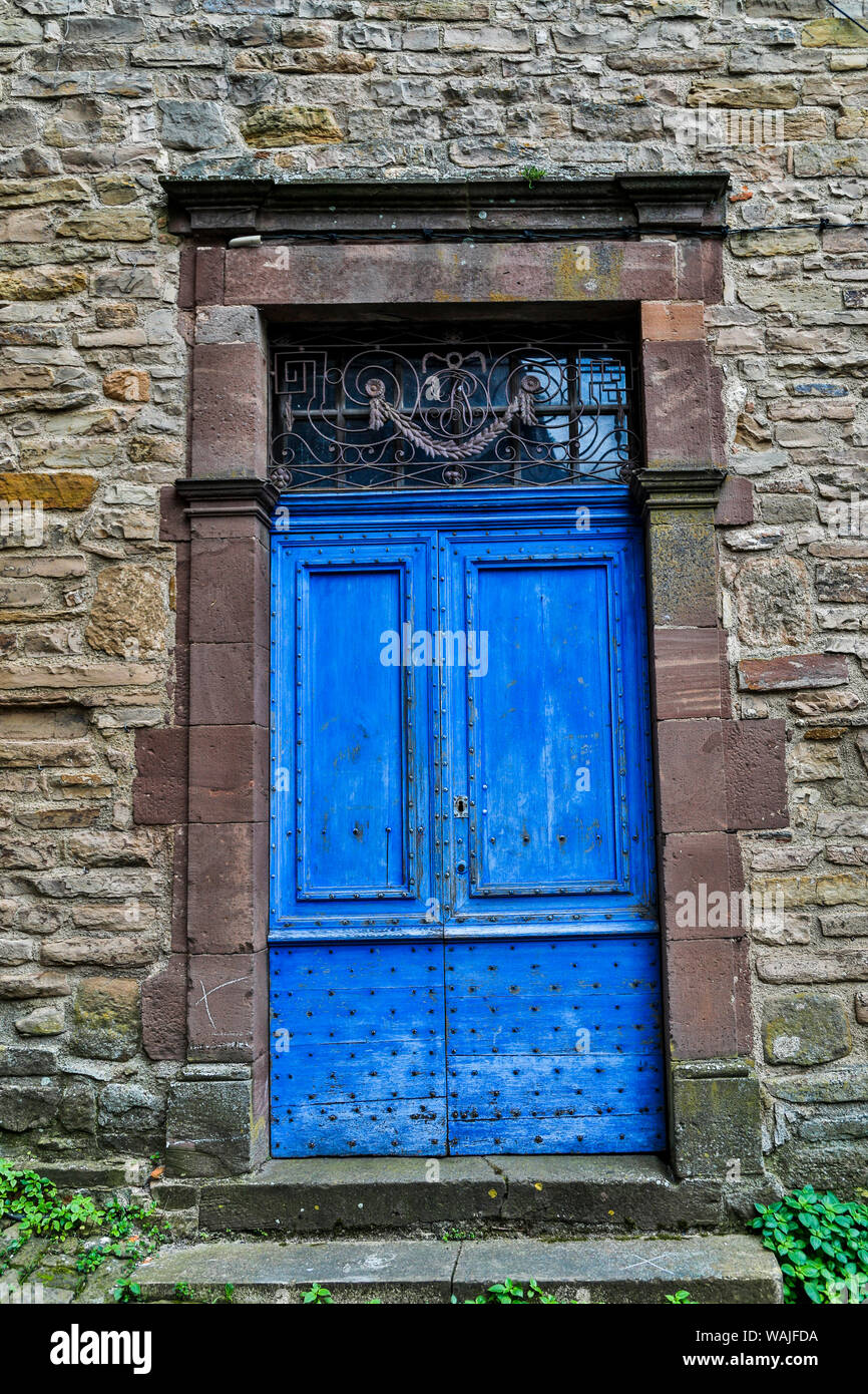 Frankreich, Cordes-sur-Ciel. Gebäude aus Stein mit einer blauen Tür. Stockfoto