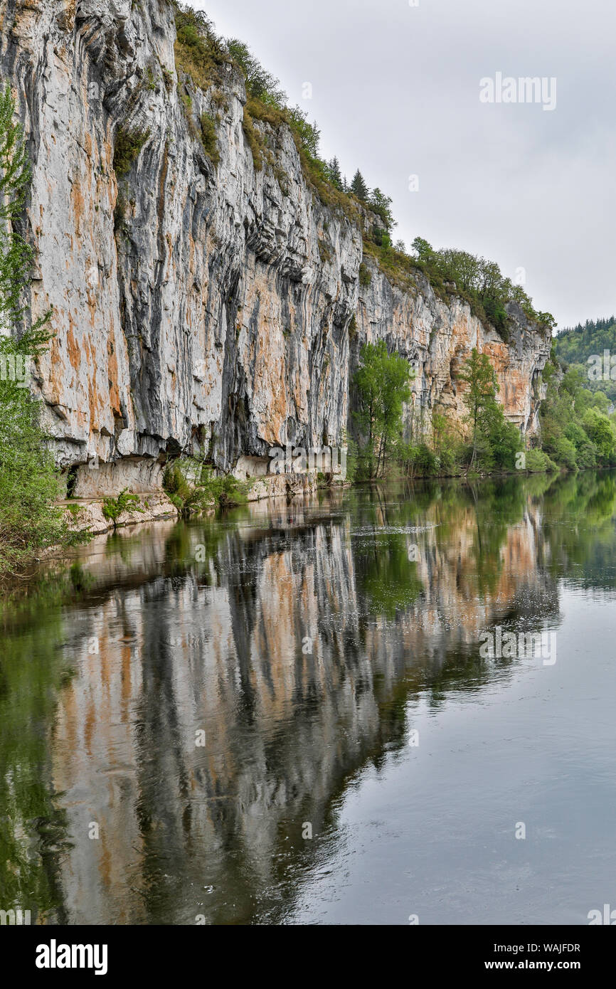 Frankreich, Ganil. Steile Felsen am Rande des Flusses Lot. Stockfoto