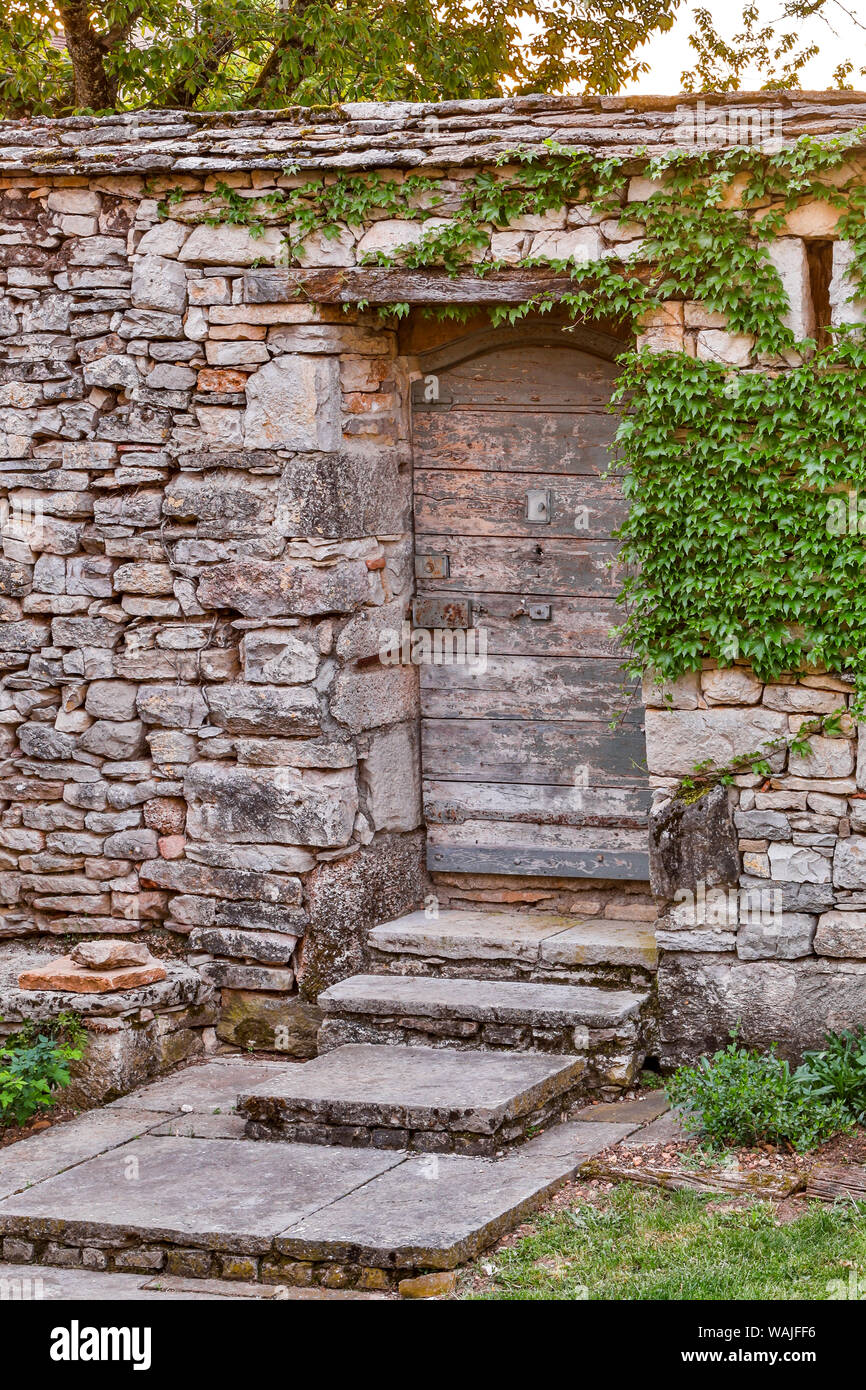 Frankreich, La Garrigue. Mas de Garrigue, hölzerne Tor in der Mauer aus Stein. (PR) Stockfoto