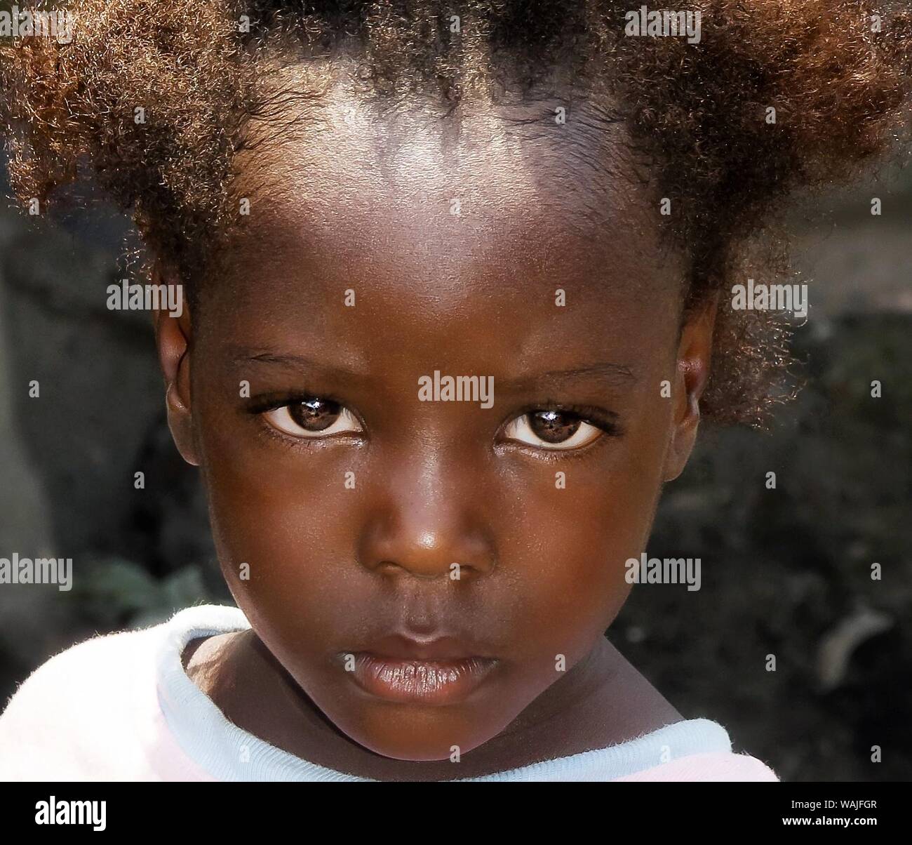 2015 - Dieses Bild zeigt eine Nahaufnahme des Ein wunderschönes kleines Mädchen in Liberia während einer CDC ebola Antwort Stockfoto