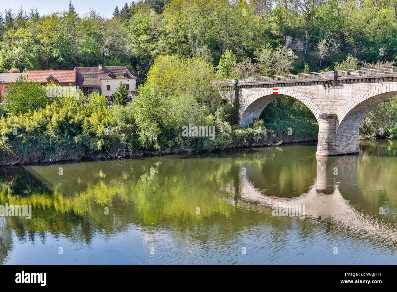 Frankreich, Lot Fluss. Steinbrücke über dem Fluss Lot. Stockfoto