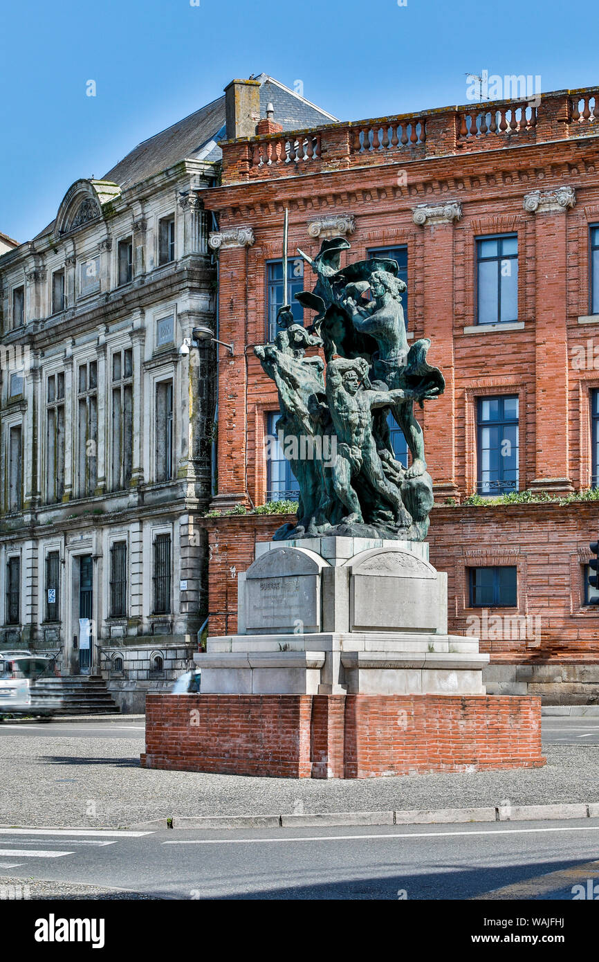 Frankreich, Montauban. Marktplatz mit Kriegerdenkmal 1870-71 Statue. Stockfoto