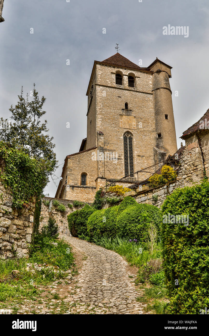 Frankreich, Saint-Cirq Lapopie. Gepflasterten Weg in die steinerne Kirche. Stockfoto