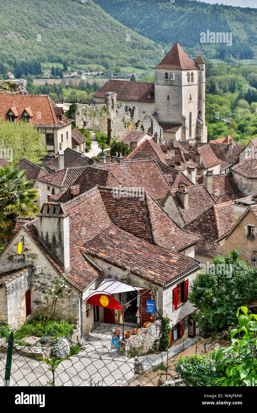Frankreich, Saint-Cirq Lapopie. Blick auf die Stadt von oben. Stockfoto