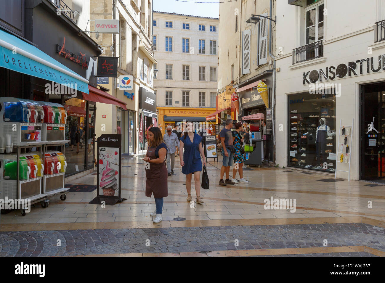 Shopping Street Scene. Avignon, Provence, Frankreich. Stockfoto