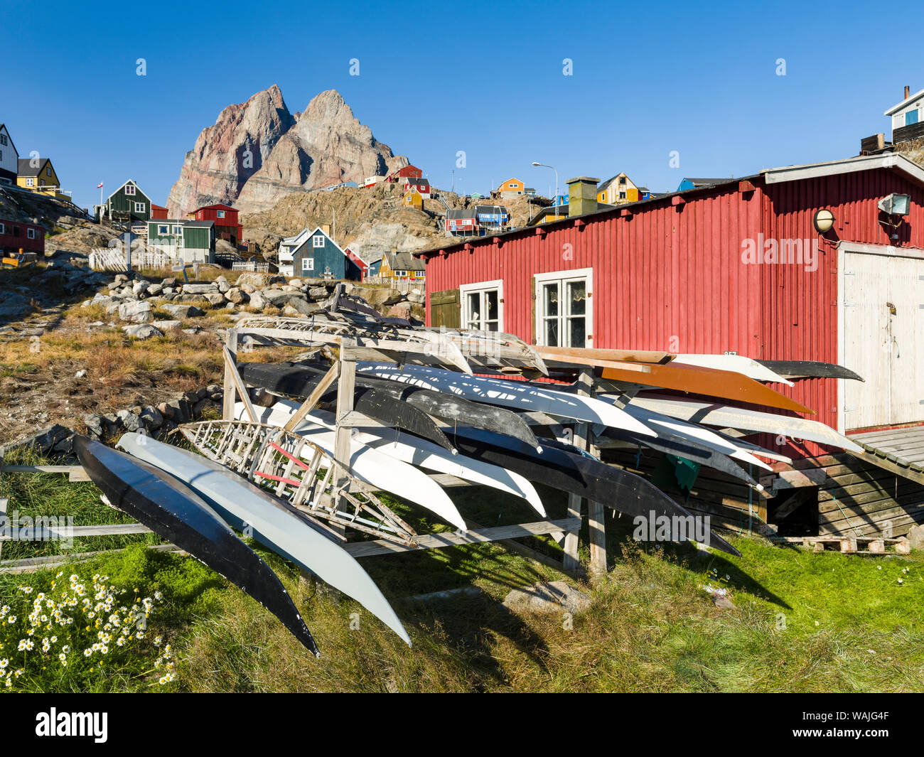 Kajak auf Rack, t die lokale Kajak Club. Kleine Stadt von Uummannaq, Nordwesten Grönlands. Stockfoto