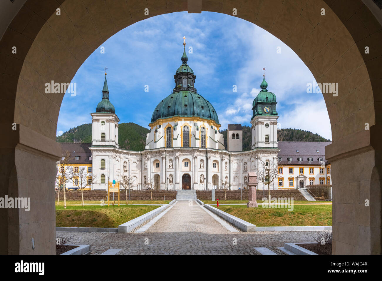 Kloster Ettal durch den Eingangsbogen gesehen Stockfoto