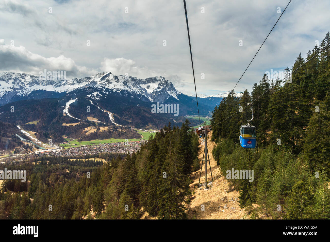 Die Wank Seilbahn steigen über Garmisch-Partenkirchen in den Bayerischen Alpen. Stockfoto