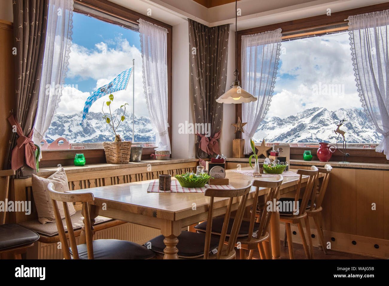 Ecke restaurant Tisch mit Blick aus Fenster des herrlichen, verschneiten Bayerischen Alpen Stockfoto