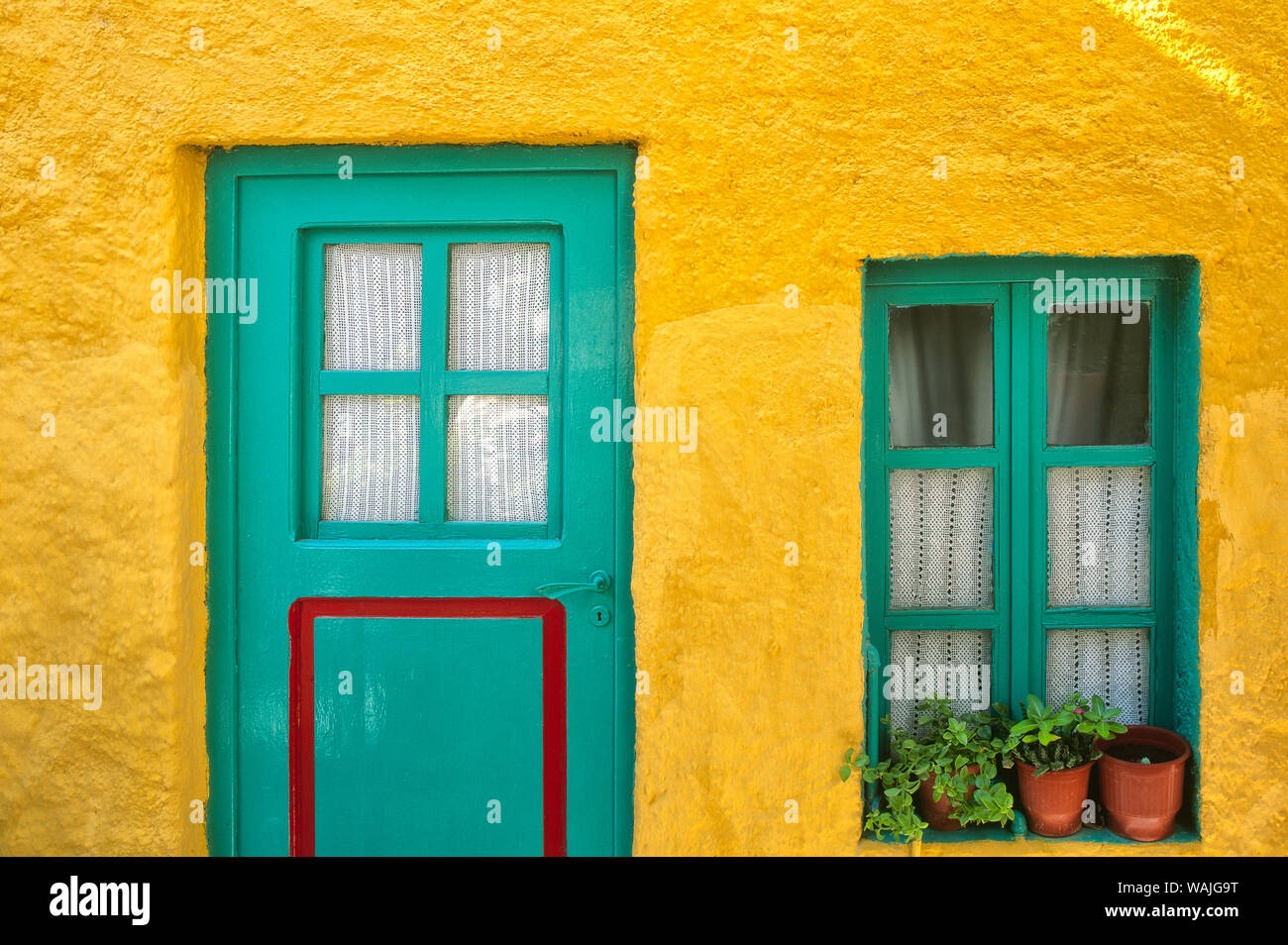 Griechenland, Nissyros. Tür und Fenster der bunten Haus. Kredit als: Jim Nilsen/Jaynes Galerie/DanitaDelimont.com Stockfoto