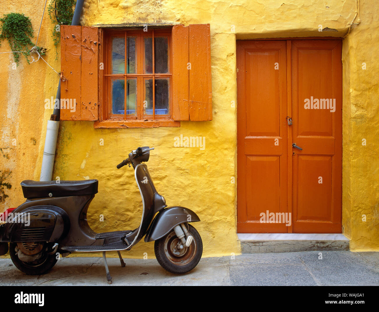 Griechenland, Rhodos. Vespa Motorrad und das bunte Haus außen. Kredit als: Jim Nilsen/Jaynes Galerie/DanitaDelimont.com Stockfoto