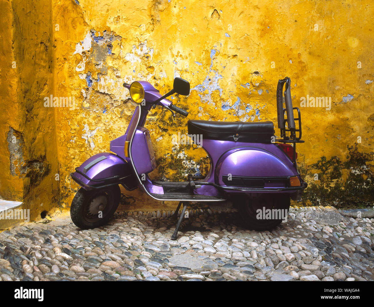 Griechenland, Rhodos. Vespa Motorrad und das bunte Haus außen. Kredit als: Jim Nilsen/Jaynes Galerie/DanitaDelimont.com Stockfoto
