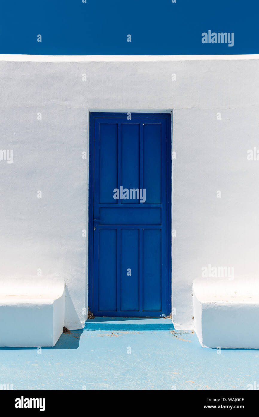 Europa, Griechenland, Theresia. Blaue Tür und weiße Wand. Kredit als: Jim Nilsen/Jaynes Galerie/DanitaDelimont.com Stockfoto