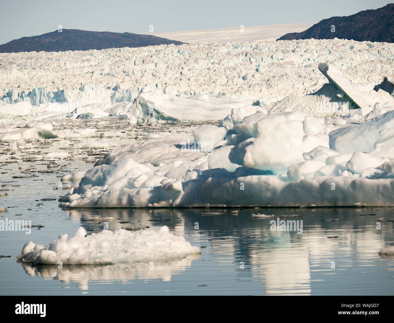 Eisberge im Uummannaq Fjordsystem, Nordwesten Grönlands. Speichern Gletscher Gletscher und das Eis im Hintergrund. Stockfoto