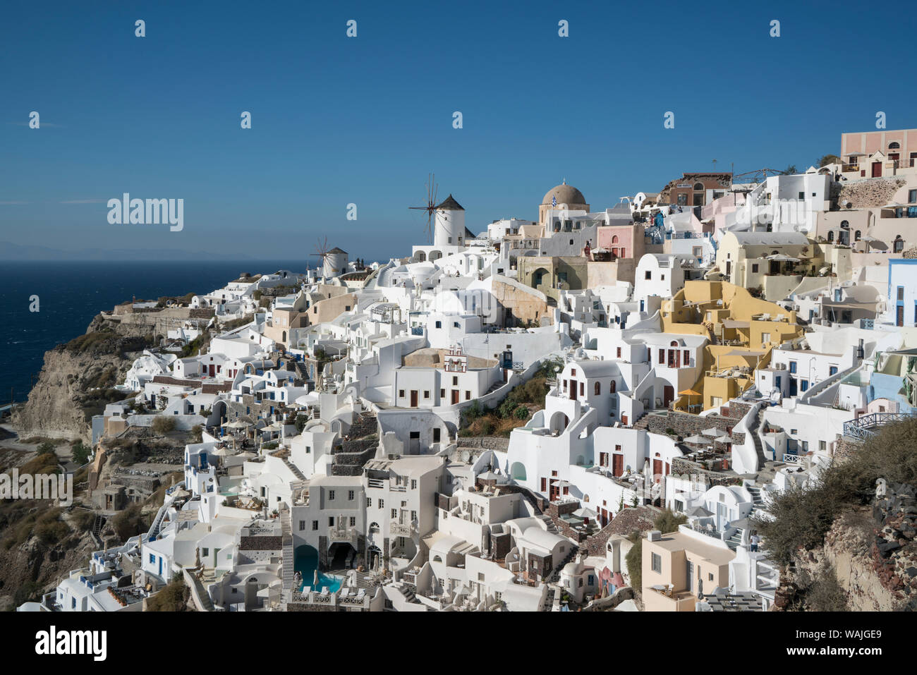 Griechenland, Santorini. Das Dorf Oia leuchtet am Nachmittag. Stockfoto