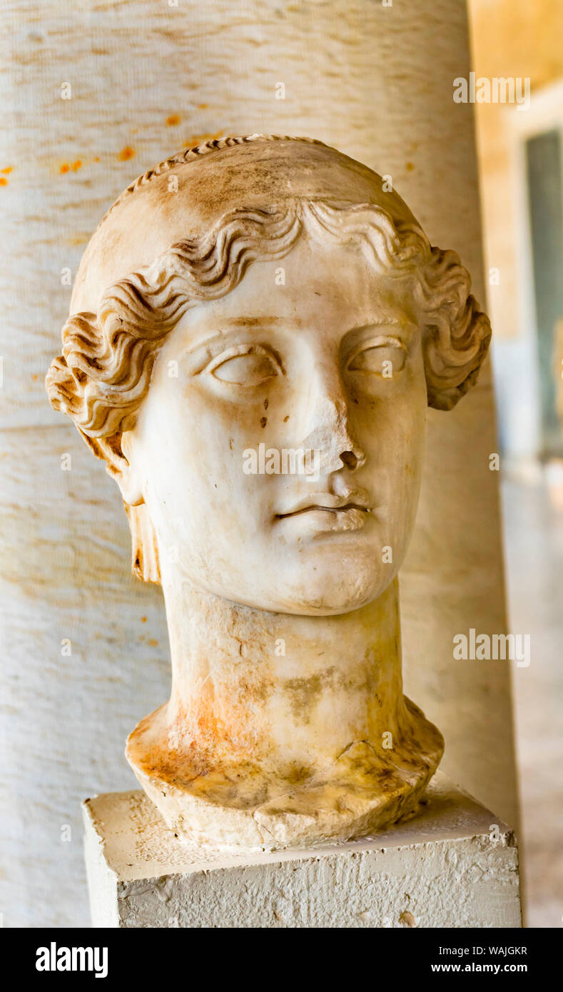 Nike Göttin Sieg Statue, Stoa des Attalos, Agora, Athen, Griechenland. Statue 138-161 AD Stoa im Jahr 150 v. Chr. gebaut Stockfoto