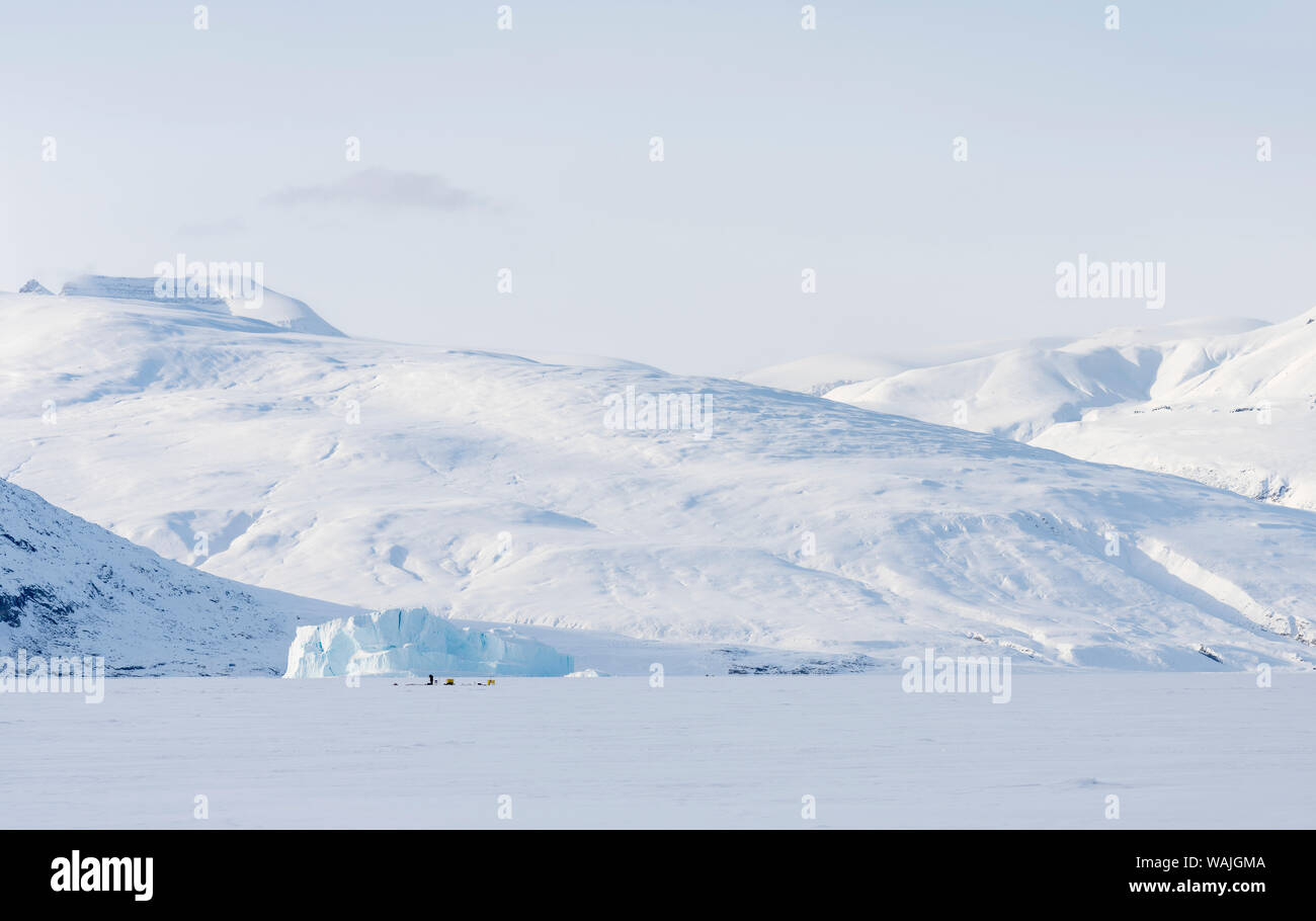 Fischer in Uummannaq Fjordsystem, Nordwesten Grönlands. Fischer mit Motor- oder Hundeschlitten, um die Löcher in den Ice zu fahren, bis zu 1000 m lange Zeilen mit Köder zu senken. Stockfoto