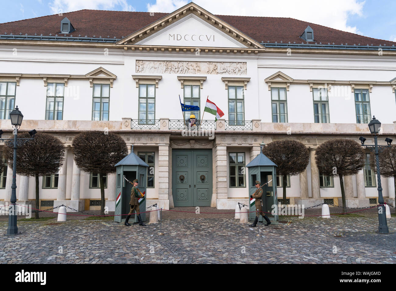 Zwei Wachen vor einer Regierung Gebäude in Budapest. Stockfoto