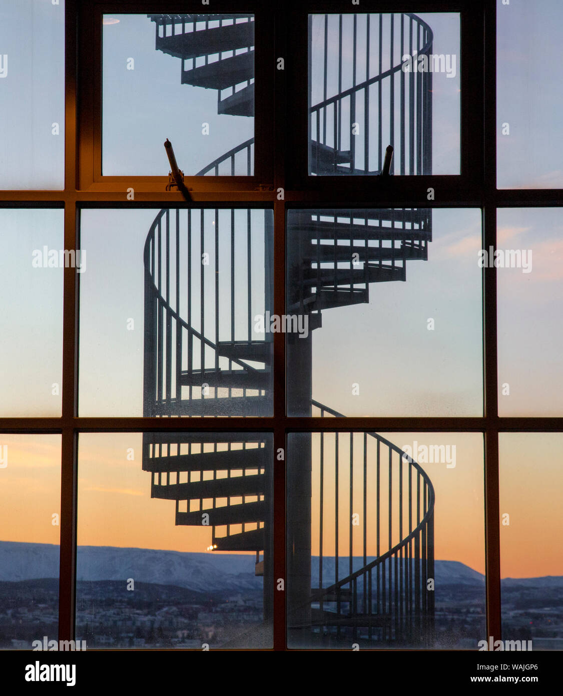 Island, Reykjavik, Perlan. Wendeltreppe durch das Fenster bei Sonnenaufgang gesehen. Kredit als: Wendy Kaveney/Jaynes Galerie/DanitaDelimont.com Stockfoto