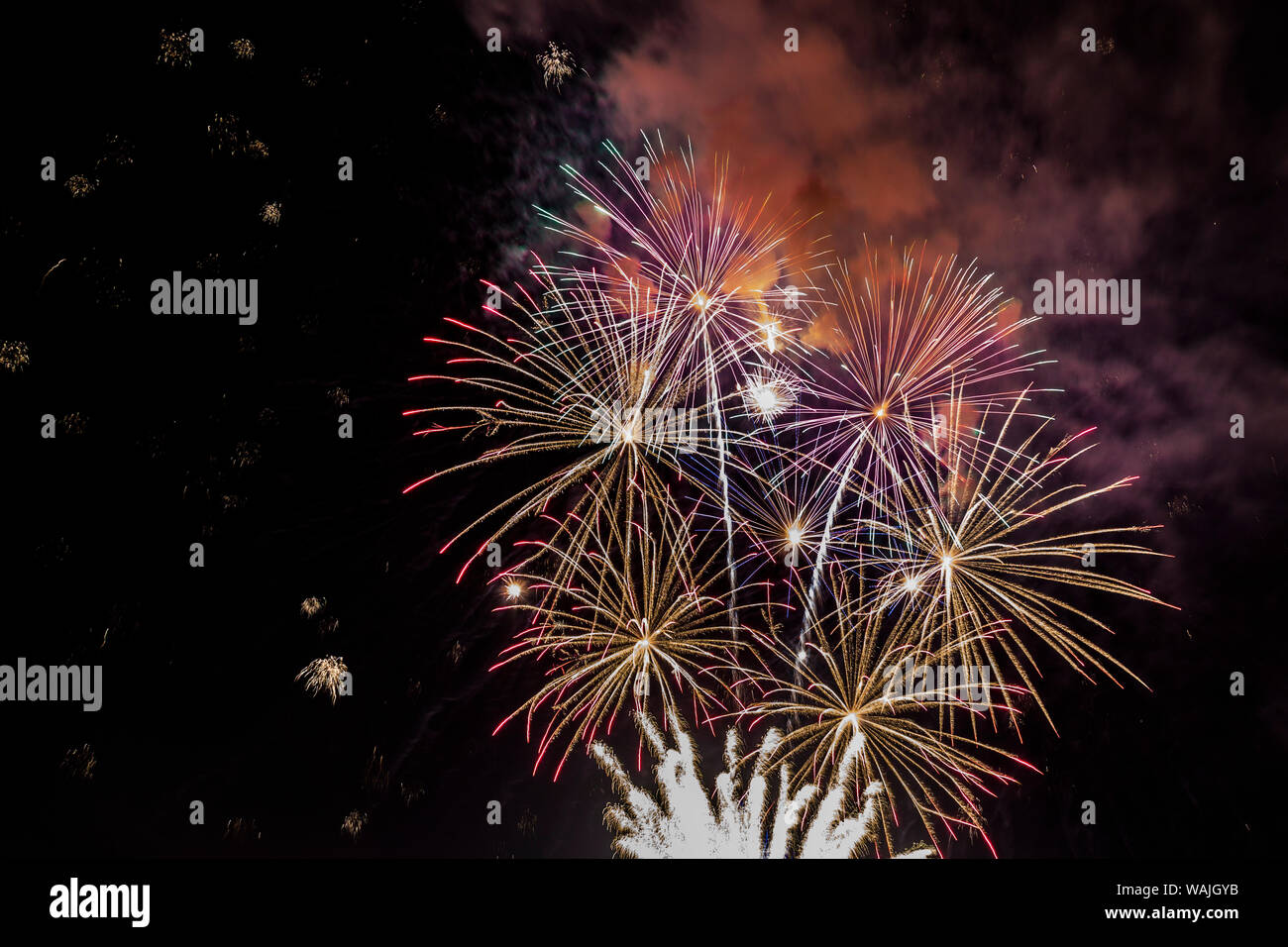 Island, Reykjavik. Silvester Feuerwerk abstrakt. Kredit als: Wendy Kaveney/Jaynes Galerie/DanitaDelimont.com Stockfoto