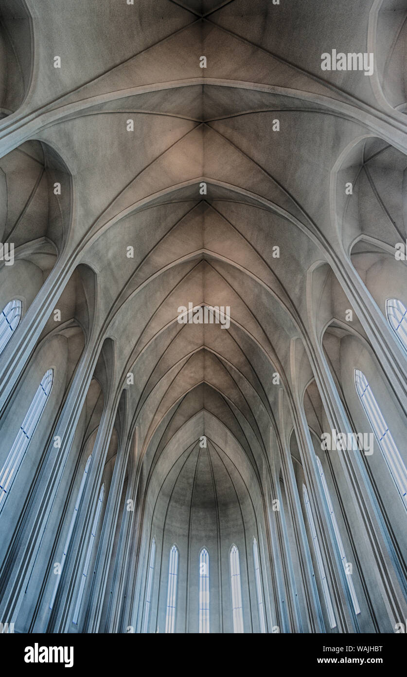 Island, Reykjavik, Kreuzrippengewölbe in der modernen Kathedrale von Hallgrímskirkja. Stockfoto