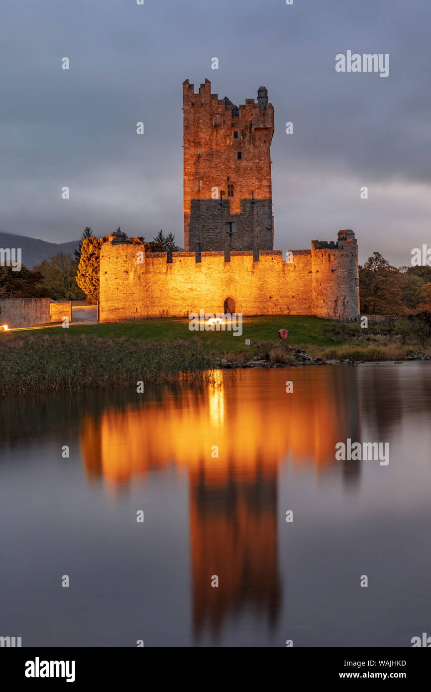 Historische Burg Ross in der Dämmerung im Nationalpark Killarney, Irland Stockfoto