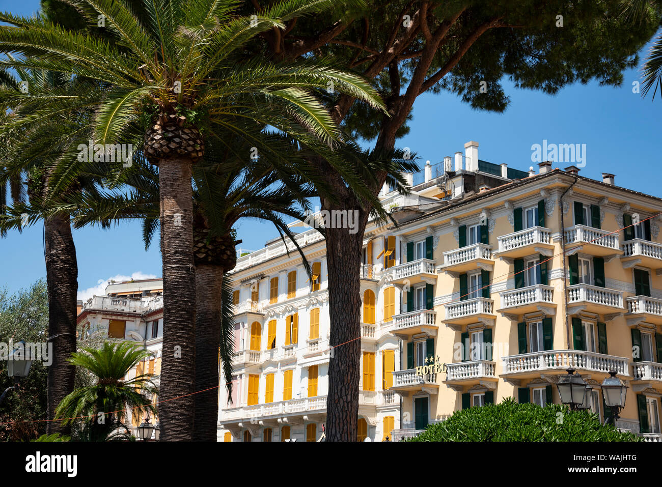 Italien, Provinz Genua, Rapallo. Farbenfrohe Gebäude im Resort Einstellung Stockfoto