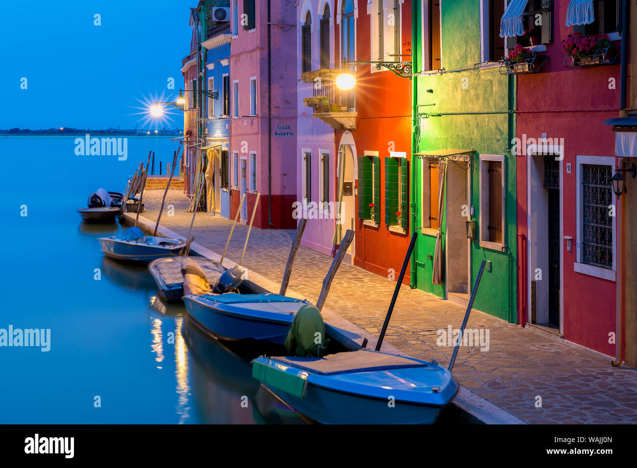 Europa, Italien, Venetien, Burano. Blaue Stunde bei Sonnenuntergang. Kredit als: Jim Nilsen/Jaynes Galerie/DanitaDelimont.com Stockfoto