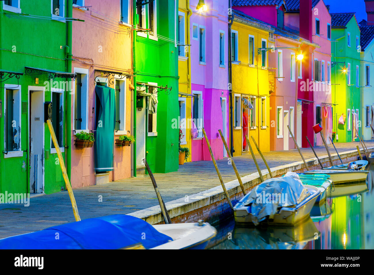 Europa, Italien, Venetien, Burano. Blaue Stunde bei Sonnenuntergang. Kredit als: Jim Nilsen/Jaynes Galerie/DanitaDelimont.com Stockfoto