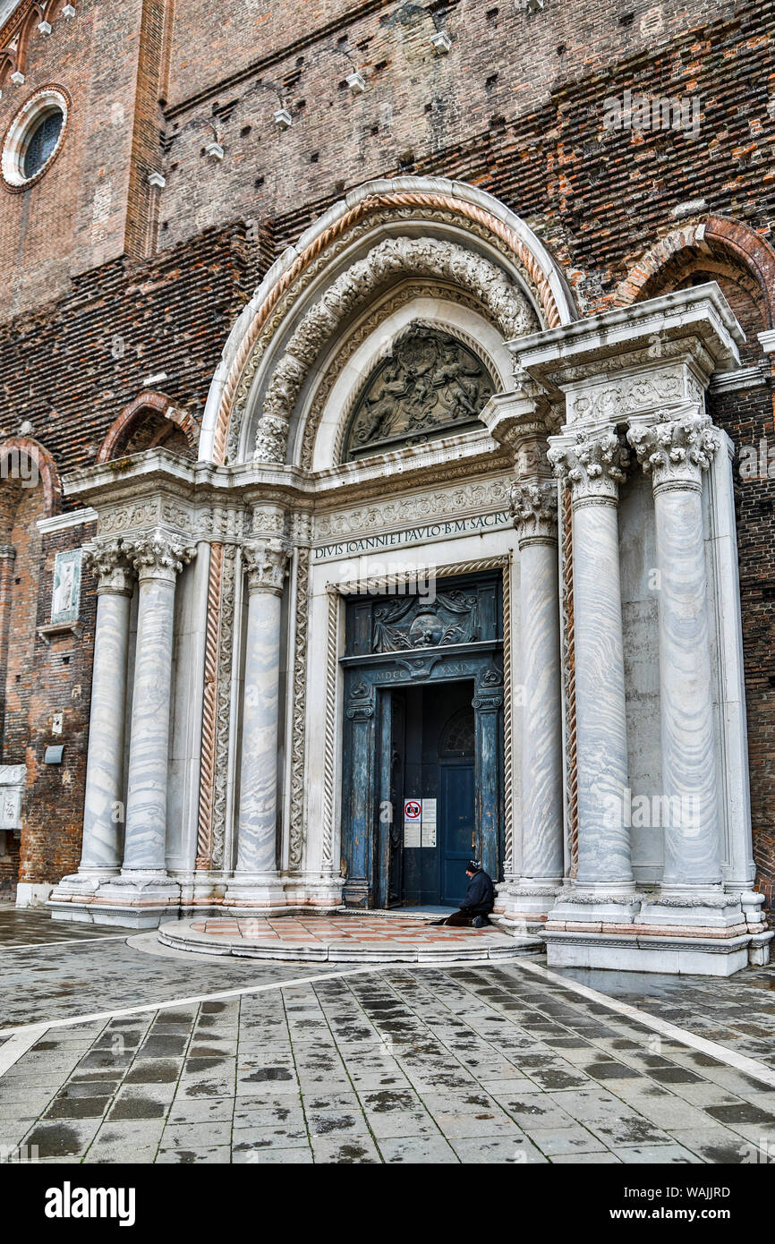 Italien, Venedig. Tür in die Basilika der Heiligen Johannes und Paul Stockfoto