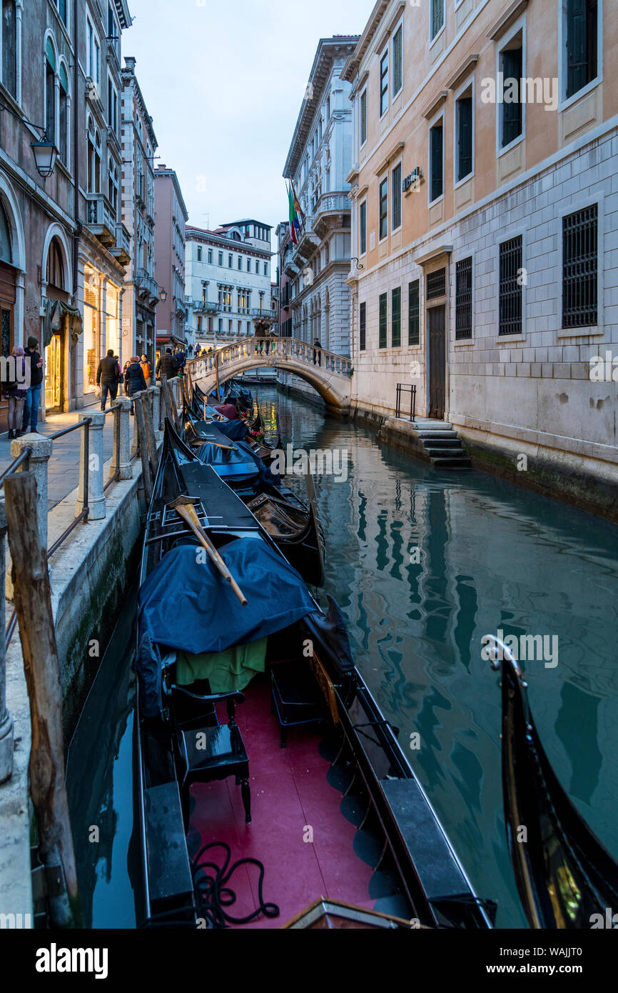 Italien, Venedig. Rücksendung der Gondel am Ende des Tages Stockfoto