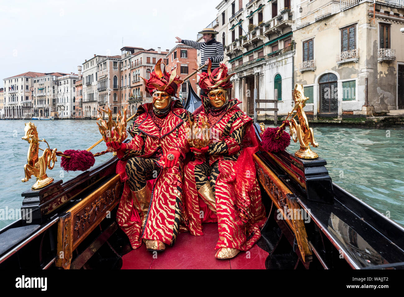 Italien, Venedig. Segelfliegen in einer Gondel über den Canale Grande in Carnevale (MR) Stockfoto