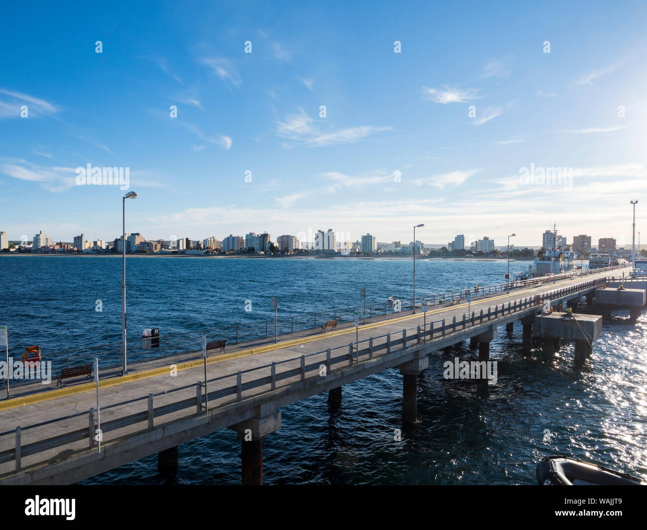 Stadt Puerto Madryn am Golfo Nuevo in Patagonien, Blick auf den Hafen. Südamerika, Argentinien, Patagonien. (Redaktionelle nur verwenden) Stockfoto