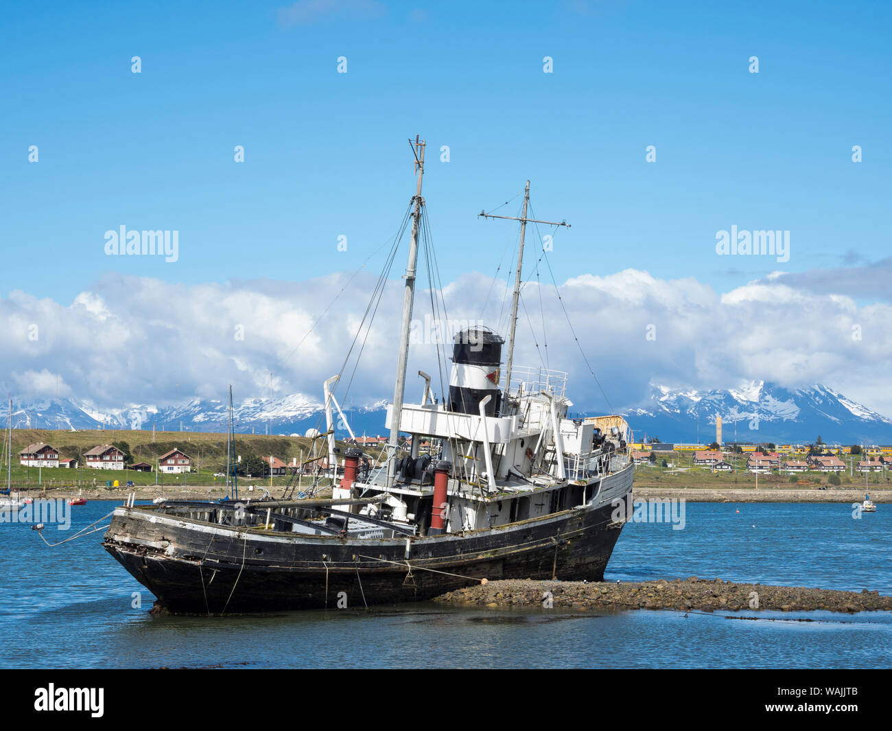 Stadt Ushuaia auf Feuerland in Patagonien. Der Hafen mit Blick auf den Beagle Kanal mit dem Wrack der Tug Boat St. Christopher. Südamerika, Argentinien (Editorial nur verwenden) Stockfoto