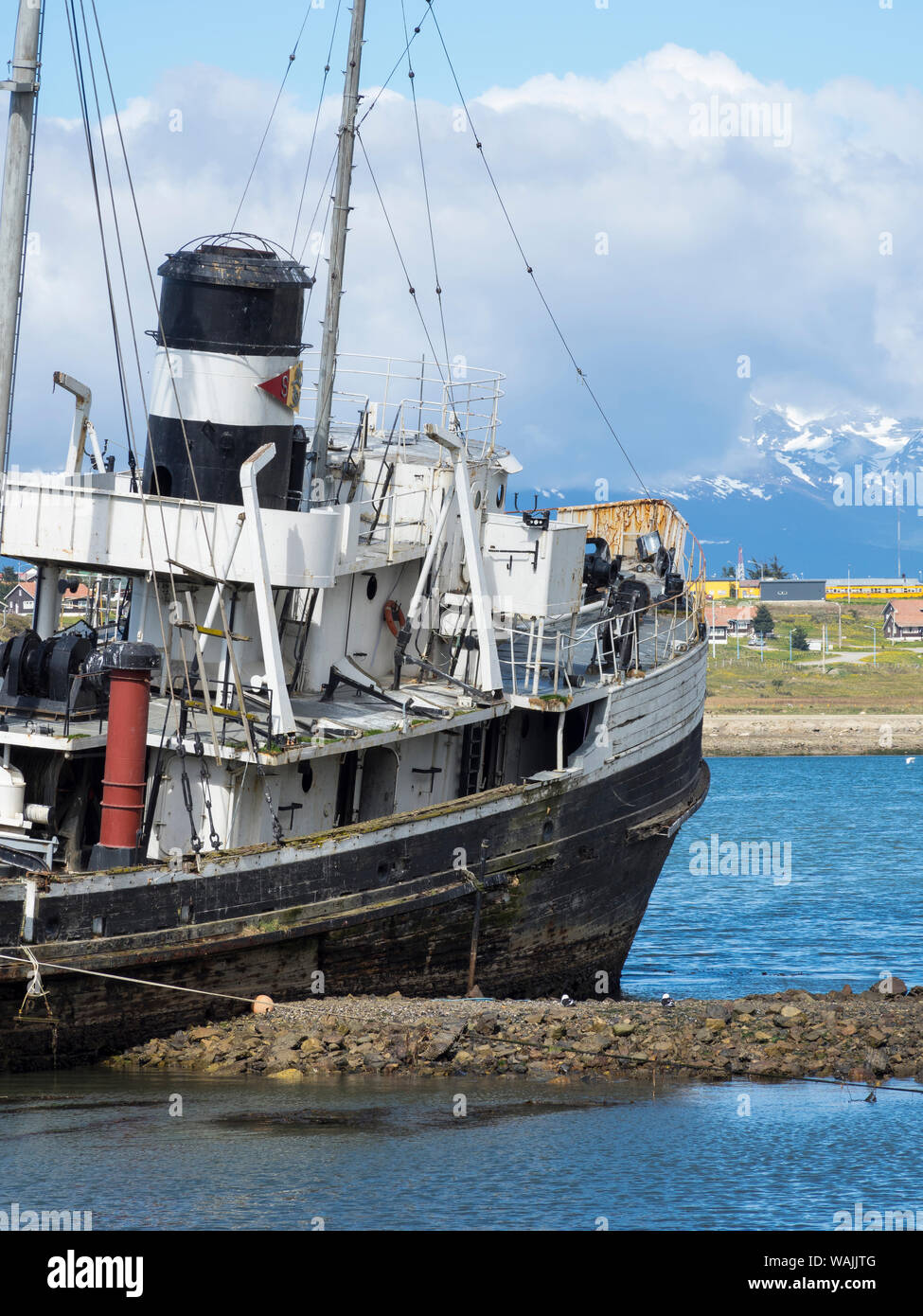 Stadt Ushuaia auf Feuerland in Patagonien. Der Hafen mit Blick auf den Beagle Kanal mit dem Wrack der Tug Boat St. Christopher. Südamerika, Argentinien (Editorial nur verwenden) Stockfoto