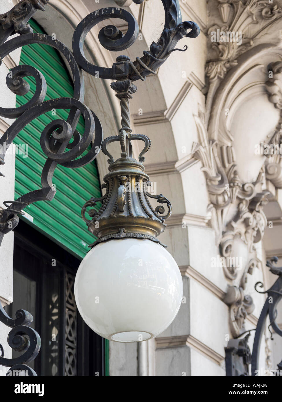 Lampen auf der Straße Diagonal Norte im Mikrozentrum. Buenos Aires, der Hauptstadt von Argentinien. Stockfoto