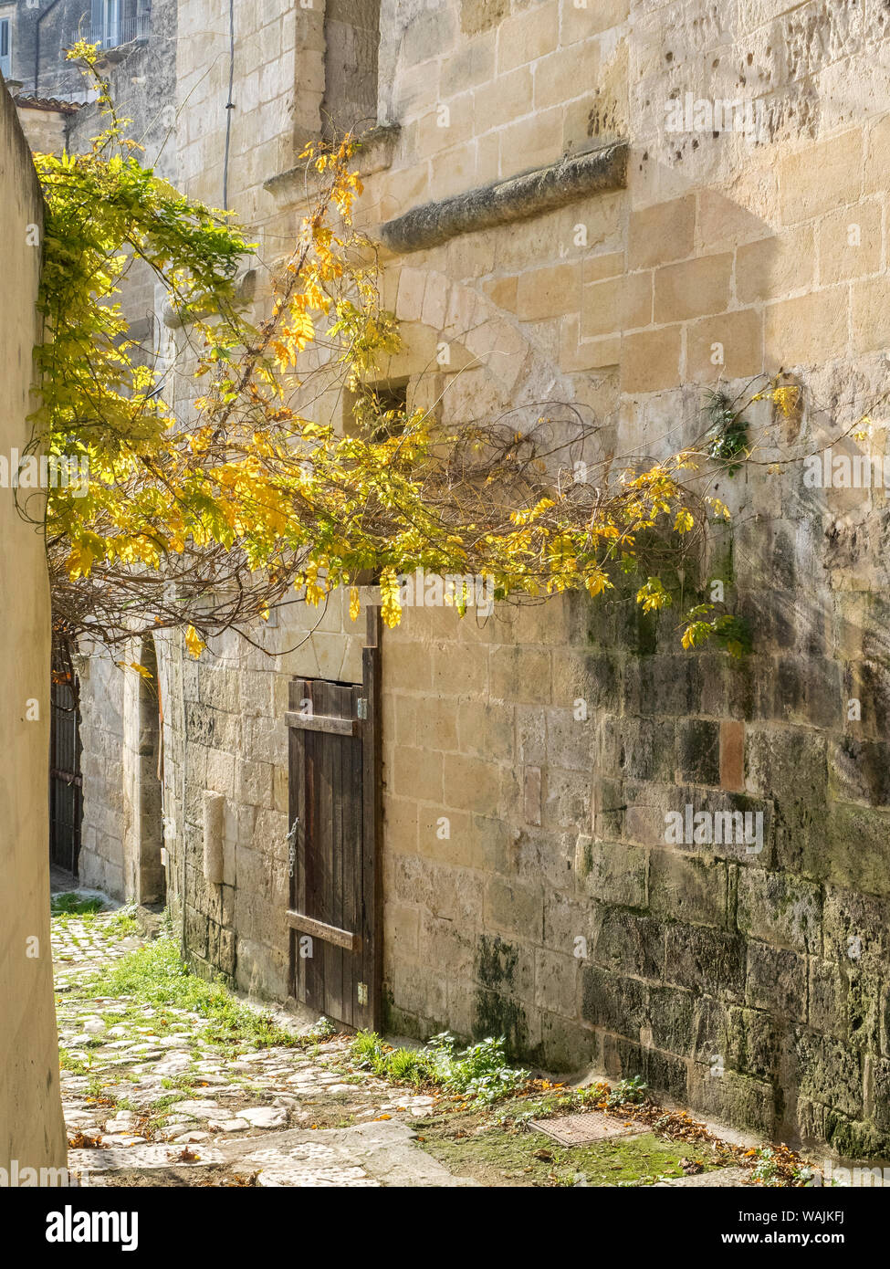 Italien, Basilicata, Potenza. Gepflasterten Gehweg in der Altstadt von Matera. Stockfoto