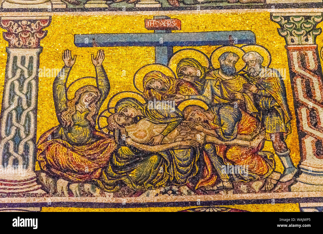 Pieta Maria Christus Abfahrt Kreuz Mosaik. Taufkapelle von Saint John, Florenz, Italien. Baptisterium erstellt 1050 bis 1150, Mosaiken, die von Pater Jacobus in 1200. Stockfoto