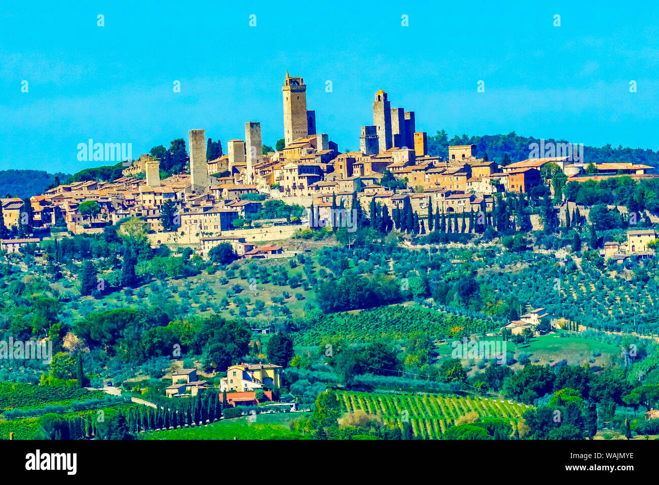 Mittelalterlichen Turm und alte Stadt, San Gimignano, Toskana, Italien. Weinberge Felder Stadt Stockfoto