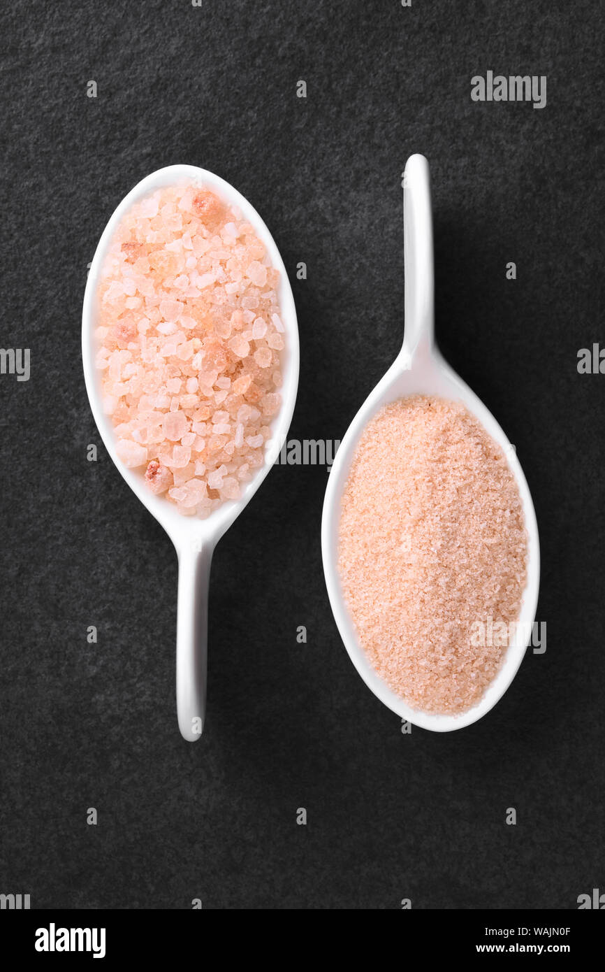 Grobe und feine rosa Himalaya Salz auf kleine Löffel, Overhead auf schiefer fotografiert (selektive Fokus, Fokus auf dem Salz) Stockfoto
