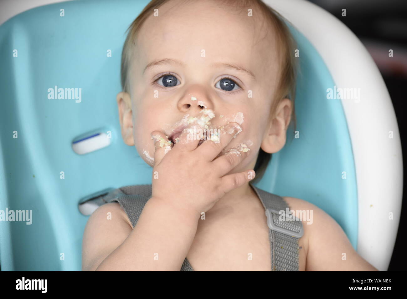 1 Jahre alten Jungen essen Geburtstag Cupcake (MR) Stockfoto