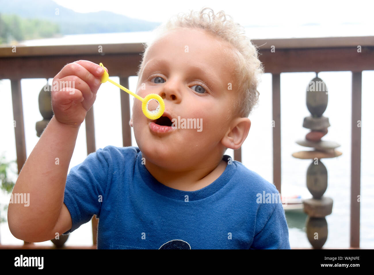 3 Jahre alten Jungen blasen blasen. (MR) Stockfoto