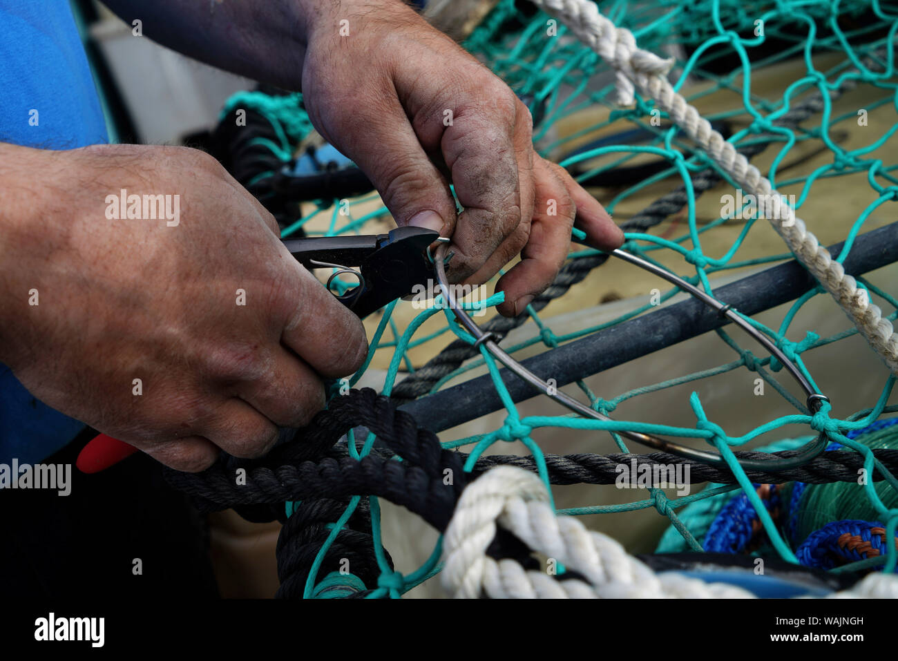 Ein Fischer legt seine Netze zu einem Wharf an kamoyvaer Norwegen. Stockfoto
