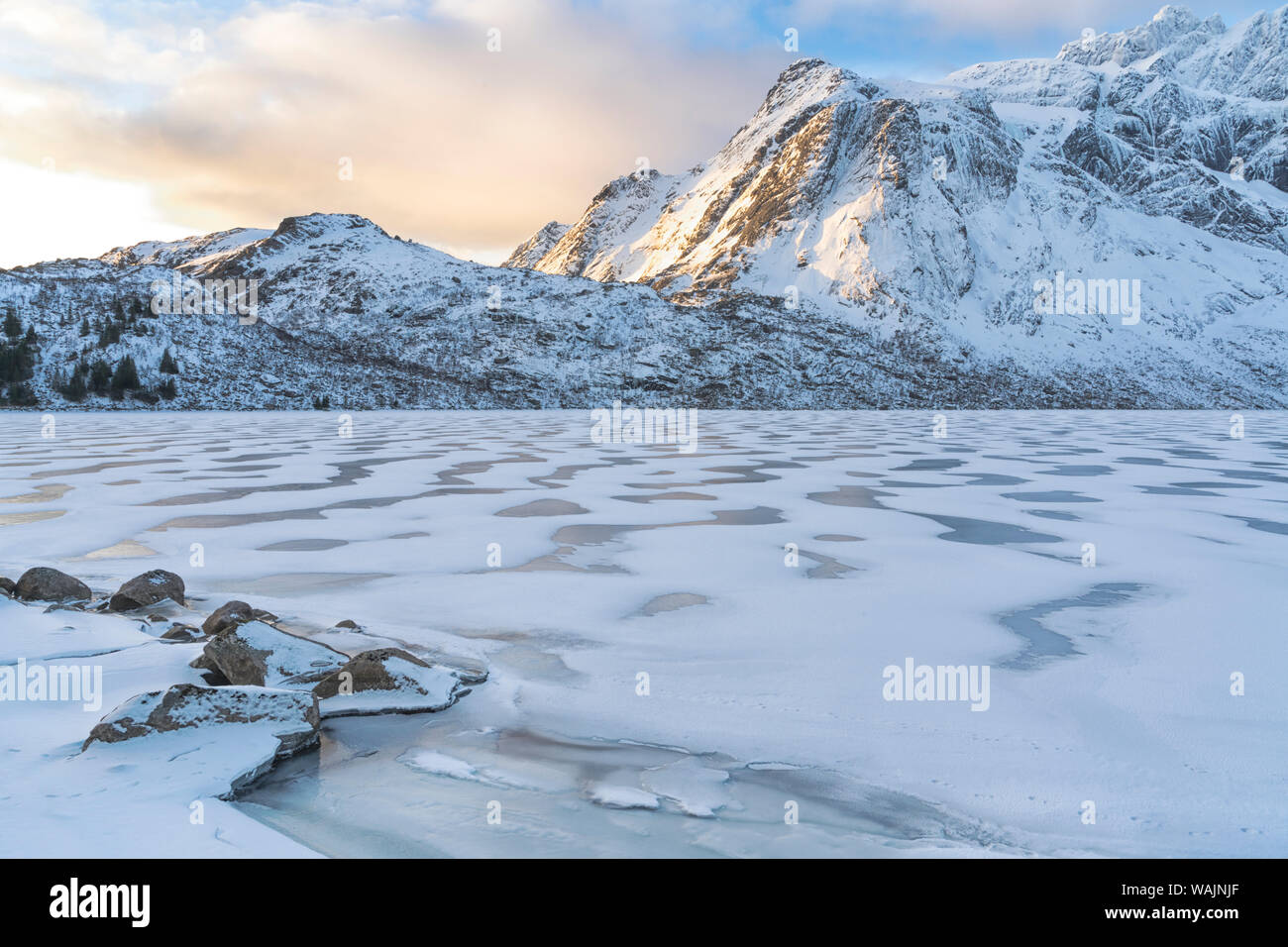 Norwegen, Lofoten, Vestvag Insel, Leknes. Wind geblasen hat Schnee in Muster auf der Oberfläche eines zugefrorenen See. Stockfoto