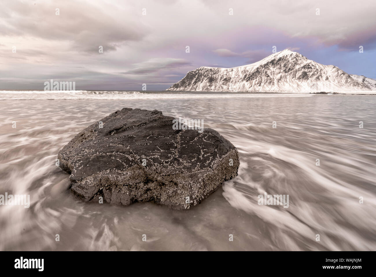 Norwegen, Lofoten. Strand an der südlichen Küste von moskenes Insel Ertrag schöne Muster in den Sand. Stockfoto