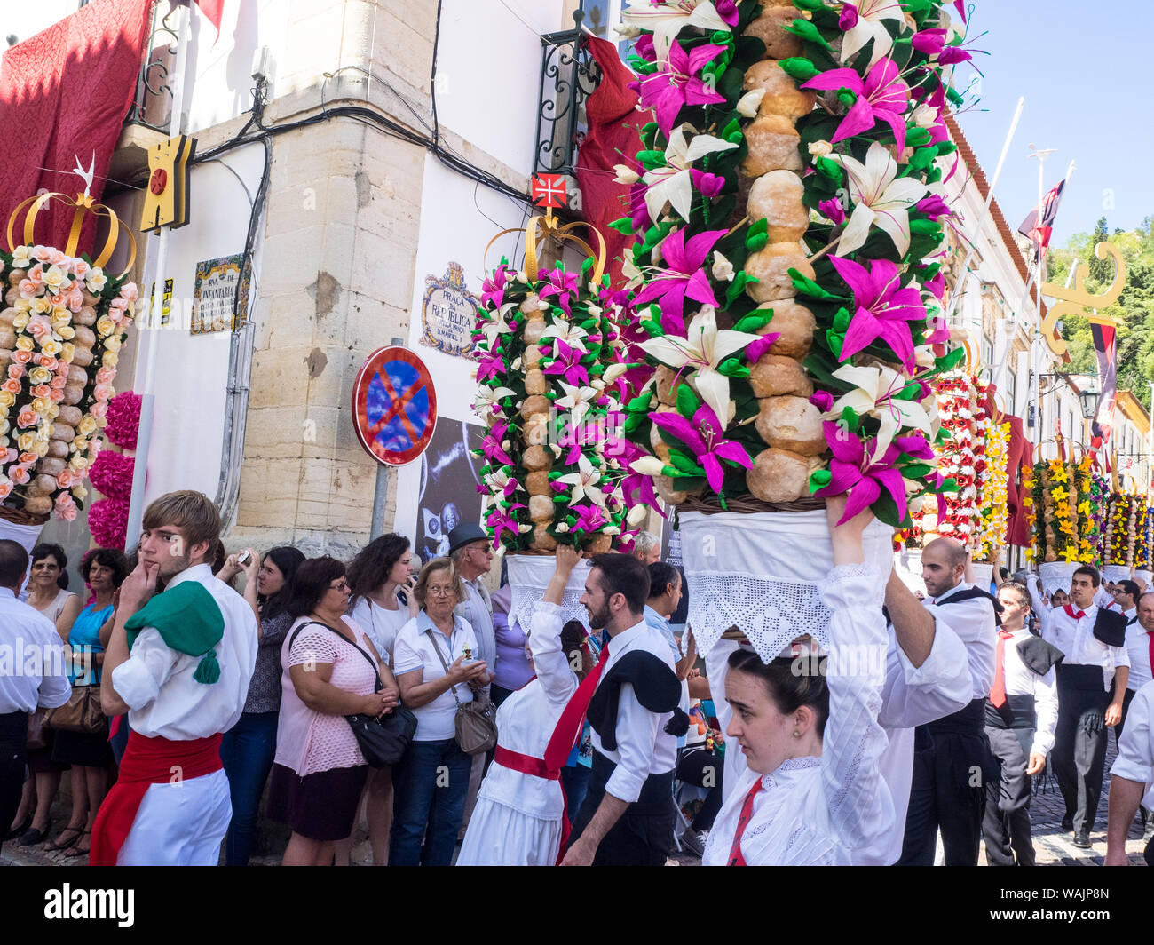 Portugal, Tomar. Mädchen, die das Tabuleiros in der Prozession mit Symbolen des Heiligen Geistes eingerichtet Stockfoto