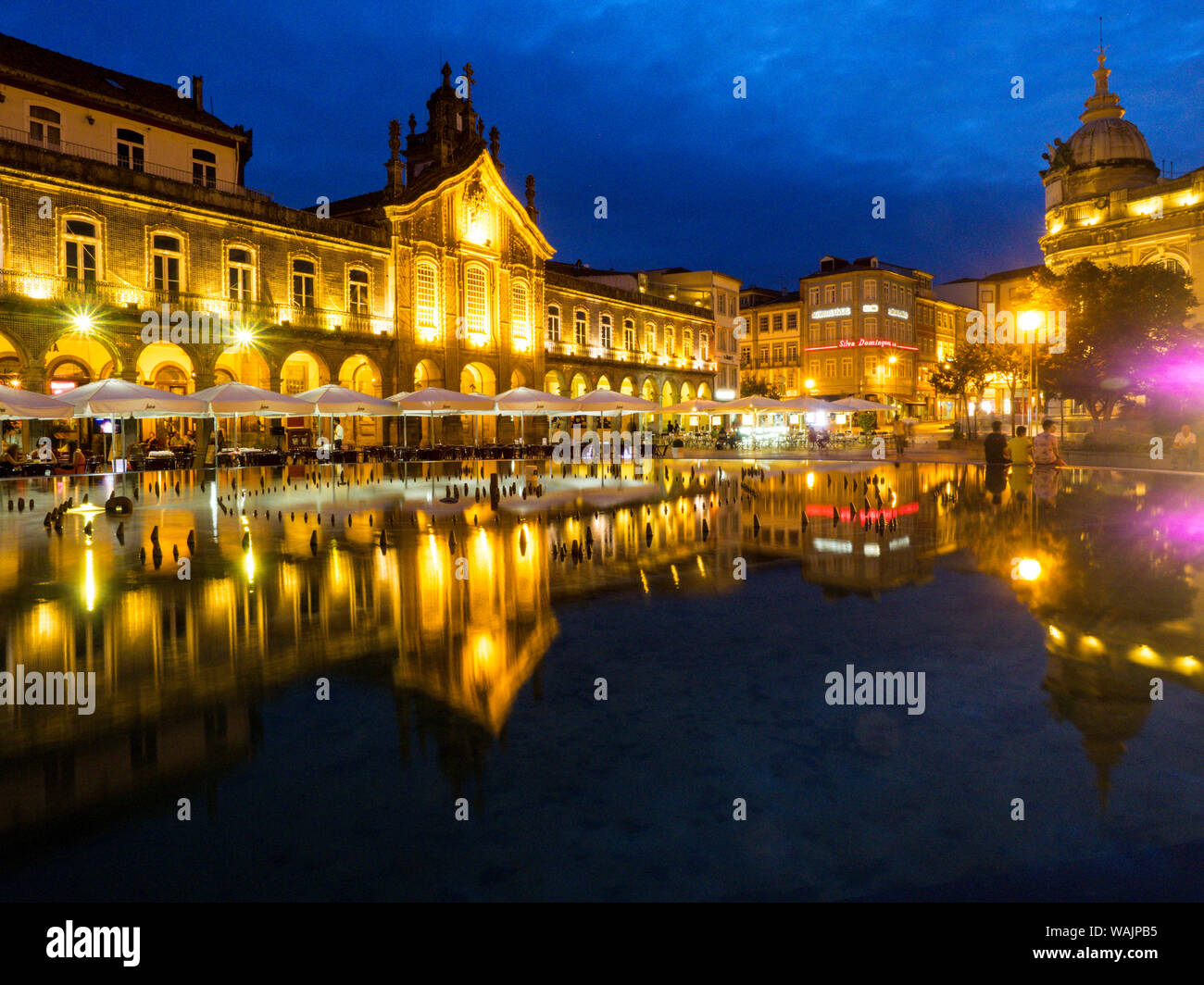 Portugal, Braga. Sonnenuntergang auf dem Gehweg von Cafes und Marktplatz in der Dämmerung, Praça da Republica Stockfoto