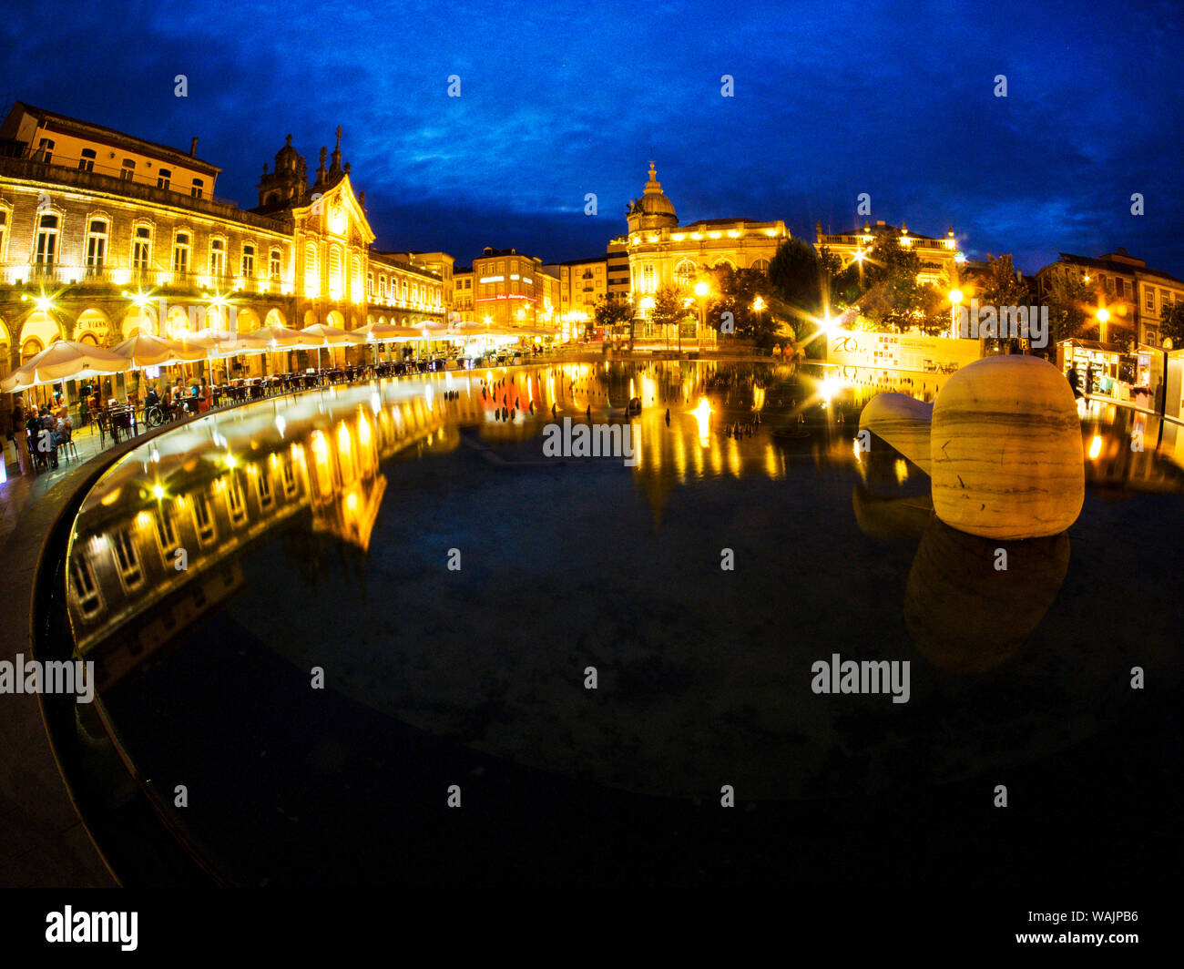 Portugal, Braga. Sonnenuntergang auf dem Gehweg von Cafes und Marktplatz in der Dämmerung, Praça da Republica Stockfoto