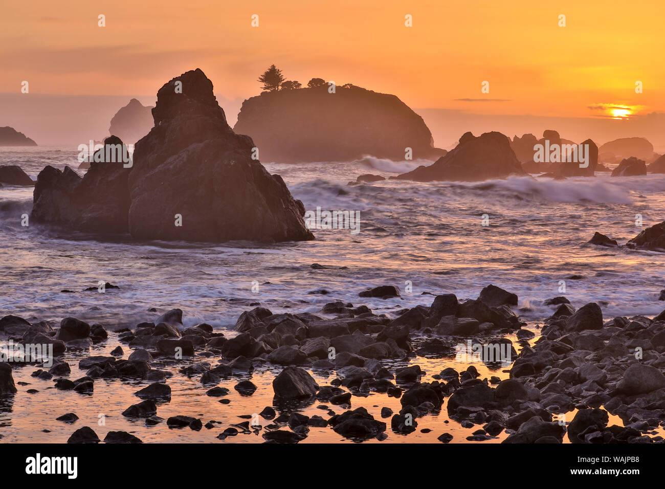 Sonnenuntergang und das Meer Stapel entlang der nördlichen Kalifornischen Küste, Crescent City Stockfoto